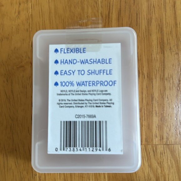 🎁NEW SEALED Hoyle Waterproof Clear Playing Cards Mom Dad Elderly - Picture 9 of 9